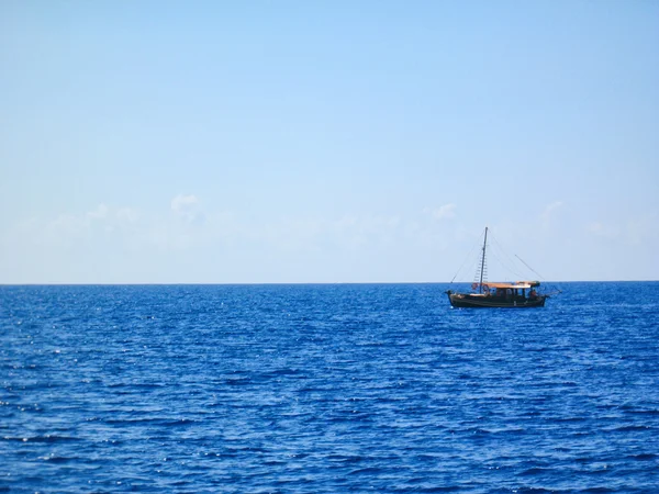 Petit bateau d'excursion touristique — Photo