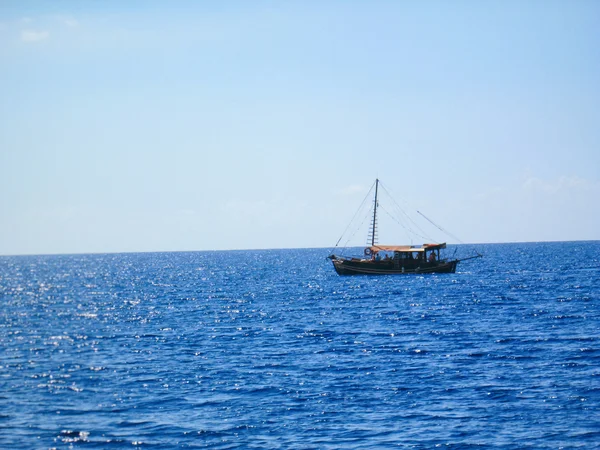 Petit bateau d'excursion touristique — Photo