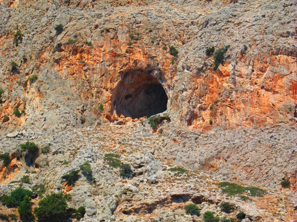 Caverna na colina vermelha — Fotografia de Stock