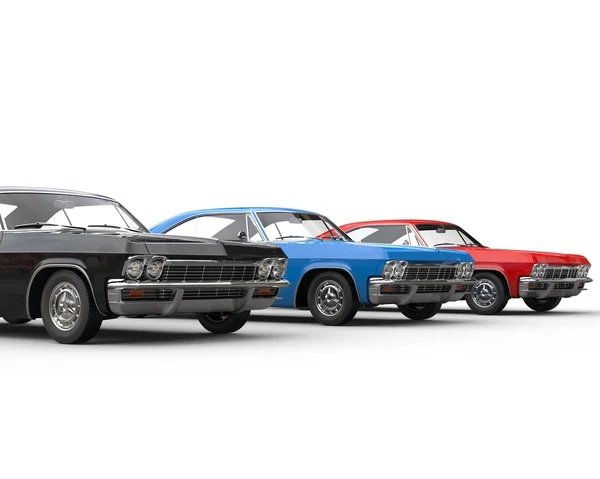 Wiersz o klasycznych muscle cars - czarny, niebieski i czerwony — Zdjęcie stockowe