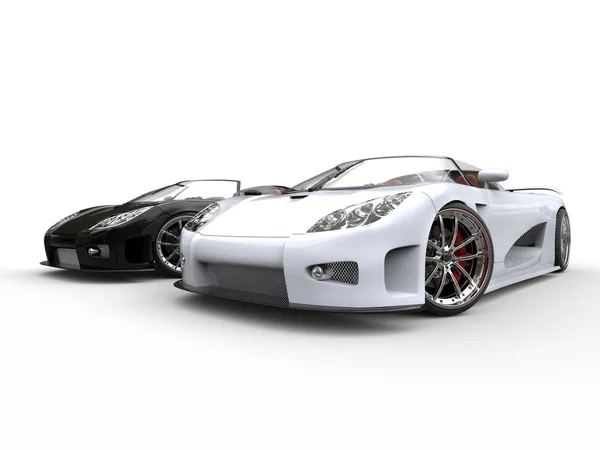 Černá a bílá sportovní automobily - na bílém pozadí — Stock fotografie