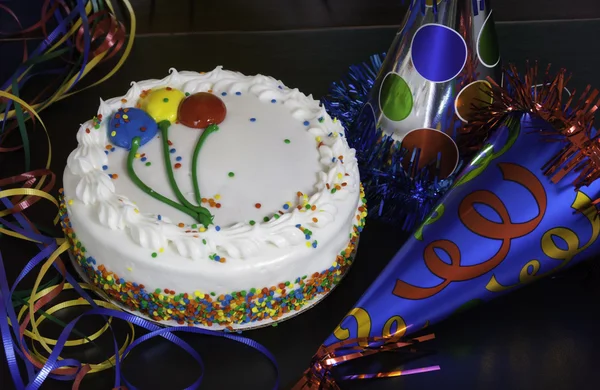 Torta di compleanno e cappelli — Foto Stock