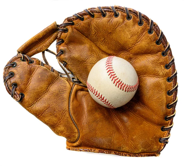 Una pelota de béisbol de cuero blanco en un guante antiguo marrón vintage — Foto de Stock