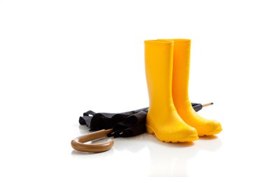 Sarı rainboots ve beyaz üzerine siyah bir şemsiye 