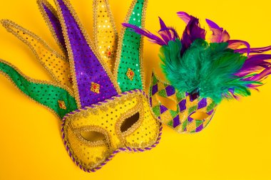 Mardi Gras maskesi oğlu sarı arka plan