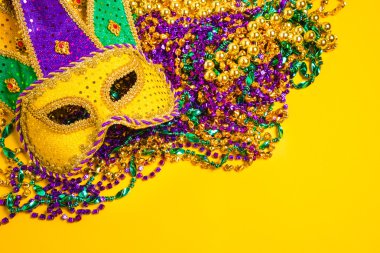 Mardi Gras maskesi Sarı zemin üzerine
