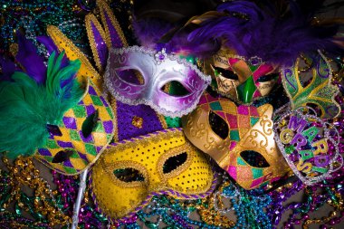 Mardi Gras maskesi grup ile boncuk koyu arka plan üzerinde