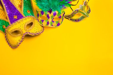Mardi Gras maskesi Sarı zemin üzerine