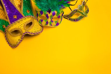Sarı arka plan Mardi Gras maskesi