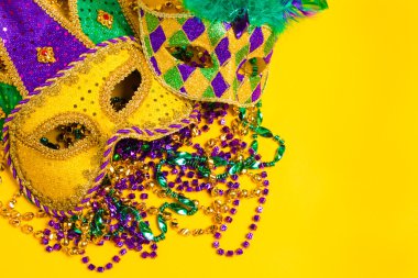 Mardi Gras maskesi Sarı zemin üzerine