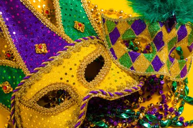Mardi Gras maskesi boncuklar Sarı zemin üzerine grup