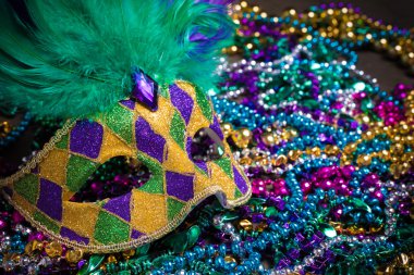 Mardi Gras maskesi koyu arka plan
