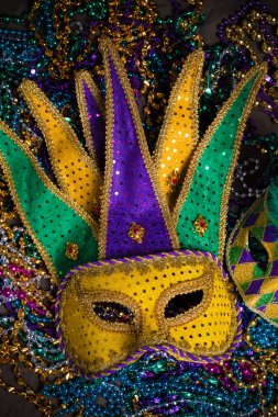 Mardi Gras maskesi koyu arka plan