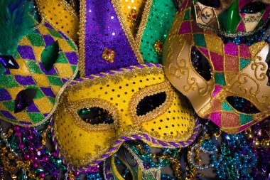 Mardi Gras maskesi koyu arka plan