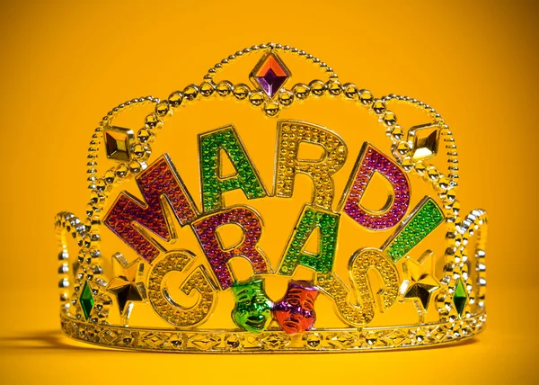 Jeweled Mardi Gras coroana pe un fundal galben — Fotografie, imagine de stoc