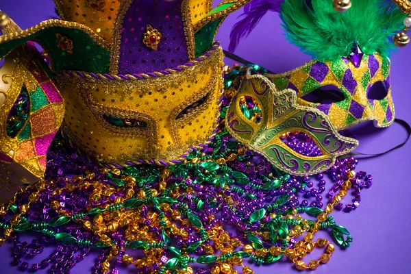 Assorted Mardi Gras ou máscara Carnivale em um fundo roxo — Fotografia de Stock