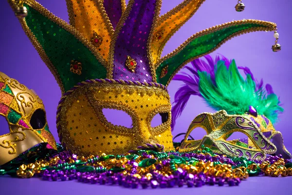 Assorted Mardi Gras ou máscara Carnivale em um fundo roxo — Fotografia de Stock