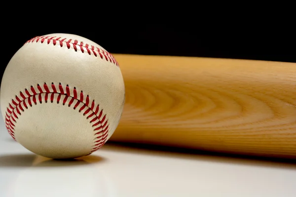 Baseball batte et ballon sur fond sombre — Photo