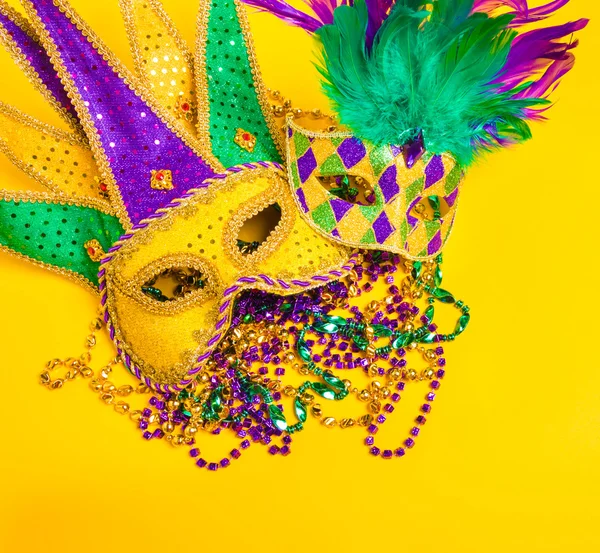 Mardi Gras Maske auf gelbem Hintergrund — Stockfoto