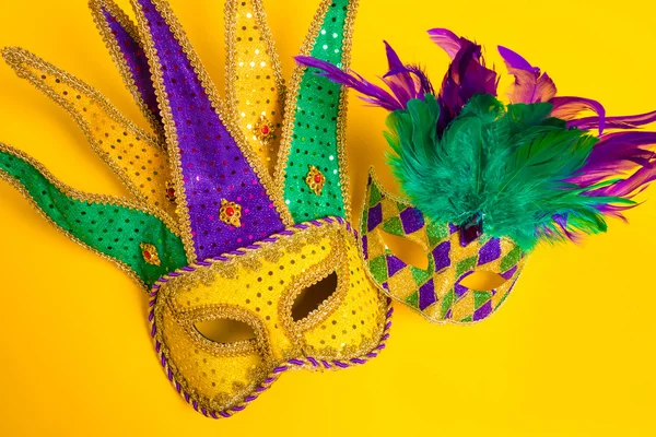 Mardi gras maske son gelb hintergrund — Stockfoto