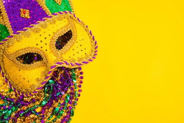 在黄色背景上的狂欢节面具 — 图库照片