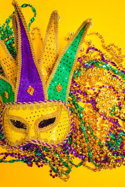 Mardi Gras Mask op gele achtergrond — Stockfoto