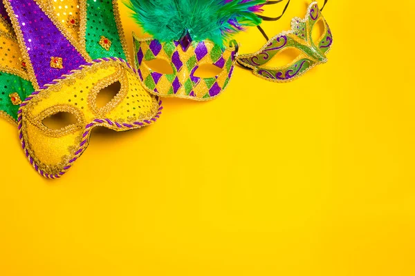 Mardi Gras Máscara em fundo amarelo — Fotografia de Stock