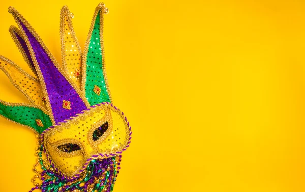 Máscara de Mardi Gras sobre fondo amarillo — Foto de Stock