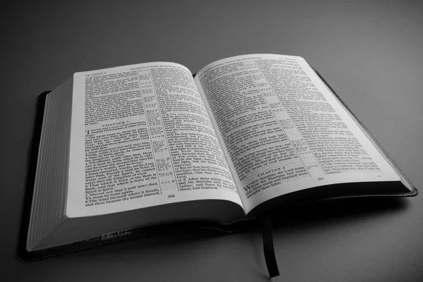 Open KIng James BIble — Stock Photo, Image