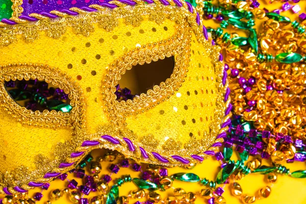 Máscara de Mardi Gras sobre fondo amarillo — Foto de Stock