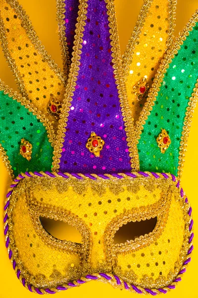 Mardi Gras μάσκα σε κίτρινο φόντο — Φωτογραφία Αρχείου