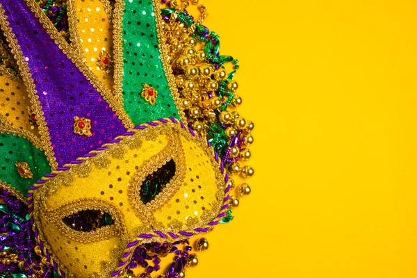 Mardi Gras maska na żółtym tle — Zdjęcie stockowe