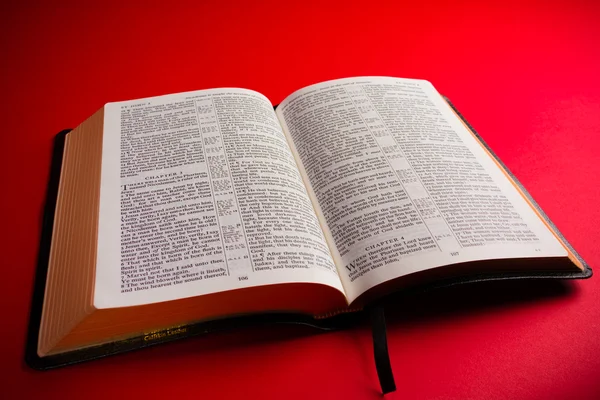Otwarte King James Bible — Zdjęcie stockowe
