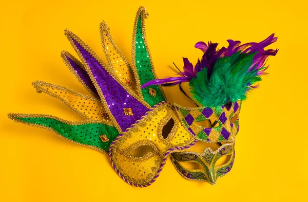 Mardi Gras Máscaras em fundo amarelo — Fotografia de Stock