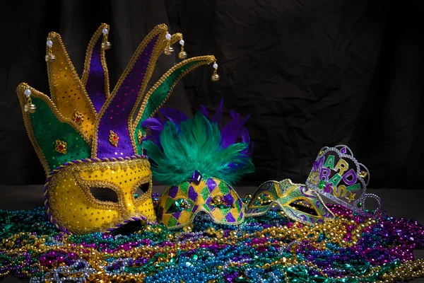 Mardi Gras maskers op donkere achtergrond — Stockfoto
