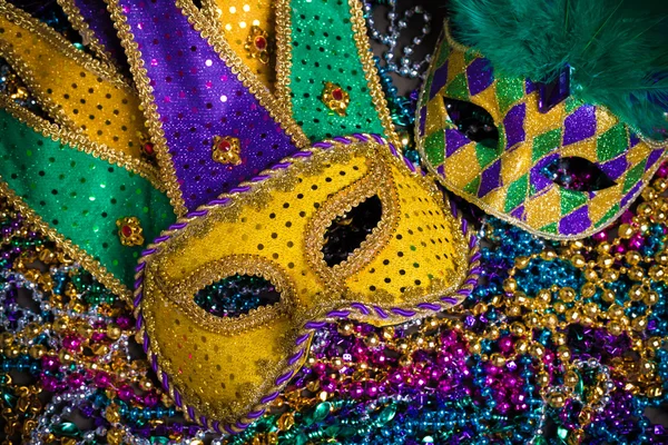 Mardi Gras maskers op donkere achtergrond — Stockfoto