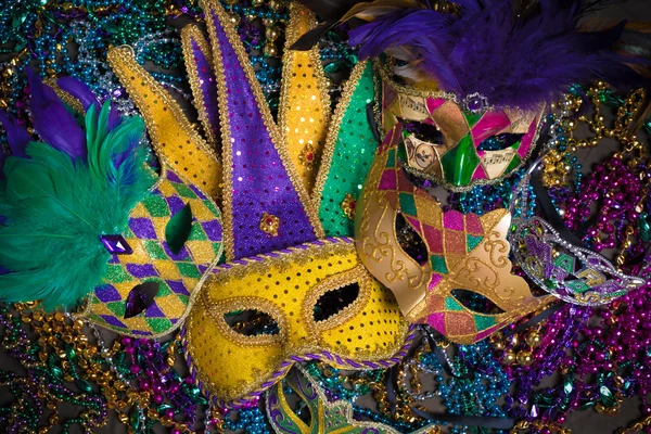 Mardi Gras Masken auf dunklem Hintergrund — Stockfoto