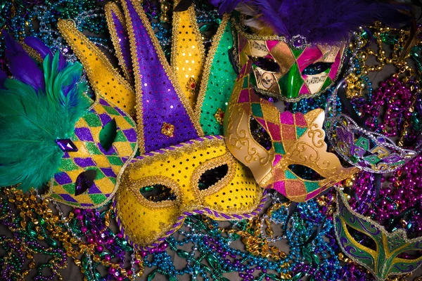 Mardi Gras maskers op donkere achtergrond — Stockfoto