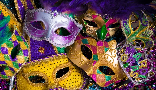 Grupo de Máscara de Mardi Gras sobre fondo oscuro con cuentas —  Fotos de Stock
