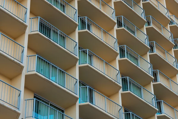 Varandas exteriores de um hotel ou complexo de apartamentos Fotos De Bancos De Imagens Sem Royalties