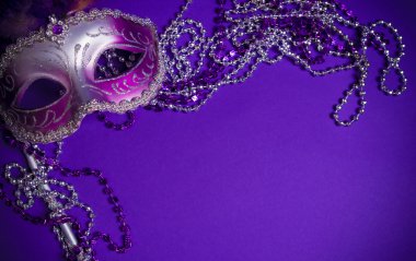 Mor zemin üzerine mor Mardi Gras veya Venedik Maske