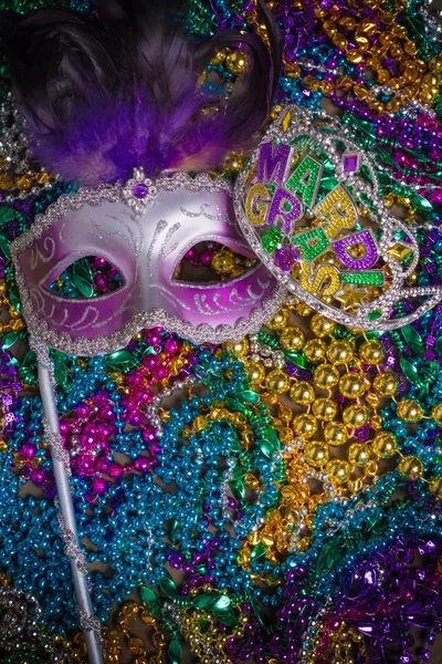 Mardi Gras maska na tmavém pozadí — Stock fotografie