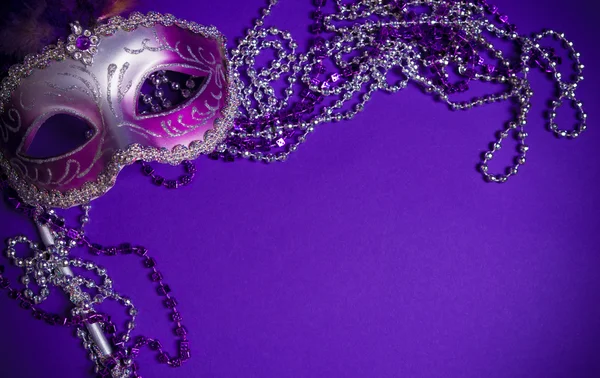 Máscara de Mardi-Gras púrpura o veneciana sobre fondo morado —  Fotos de Stock