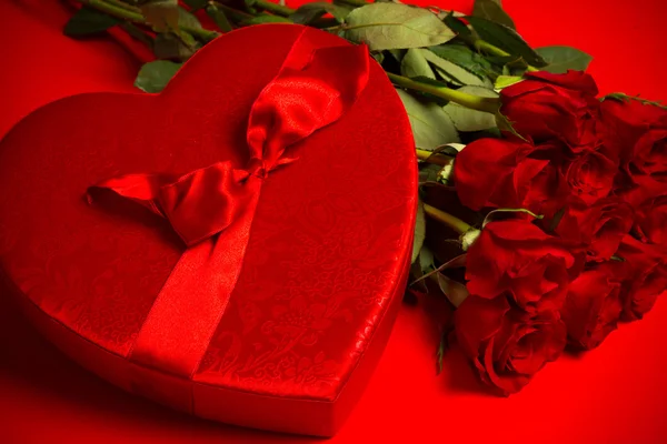Alla hjärtans dag gåva - rosor och godis — Stockfoto