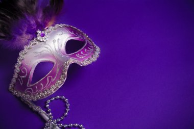 Mor zemin üzerine mor Mardi Gras veya Venedik Maske