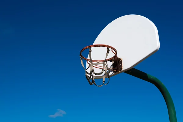 Outdoor basketbal doel in park — Stockfoto