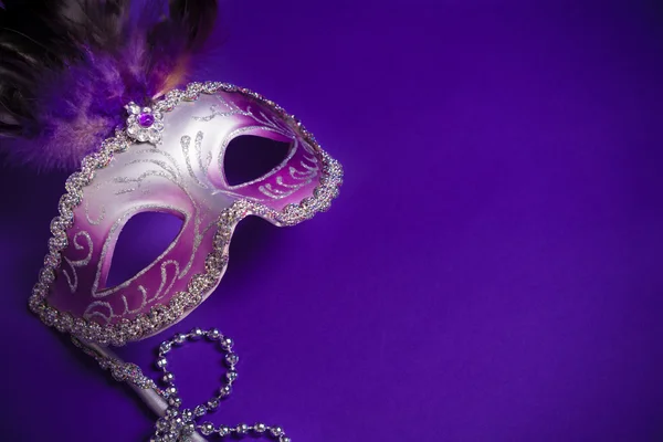 Lila Mardi-gras oder venezianische Maske auf violettem Hintergrund — Stockfoto