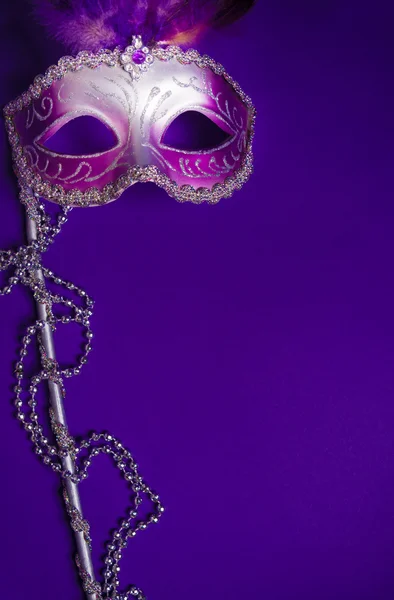 Purple Mardi-Gras ou máscara veneziana em fundo roxo — Fotografia de Stock