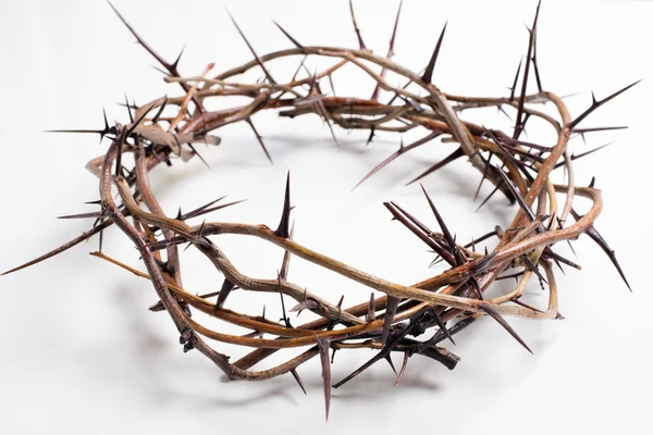 La corona de las espinas sobre el fondo blanco - la Pascua. religión . — Foto de Stock