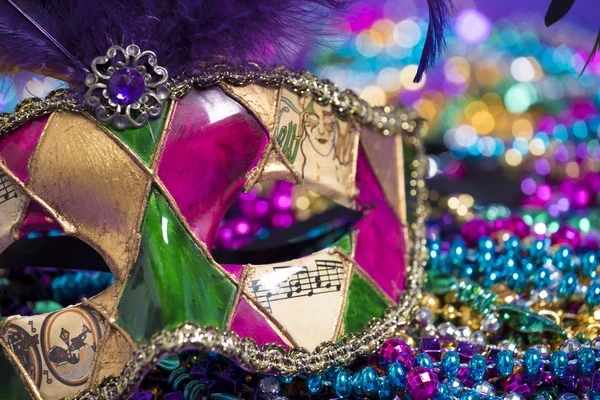 Mardi gras mask och pärlor — Stockfoto